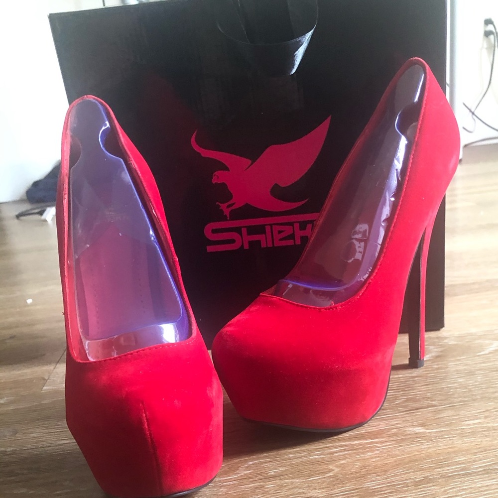 Shiekh platform pump size 8 red velvet